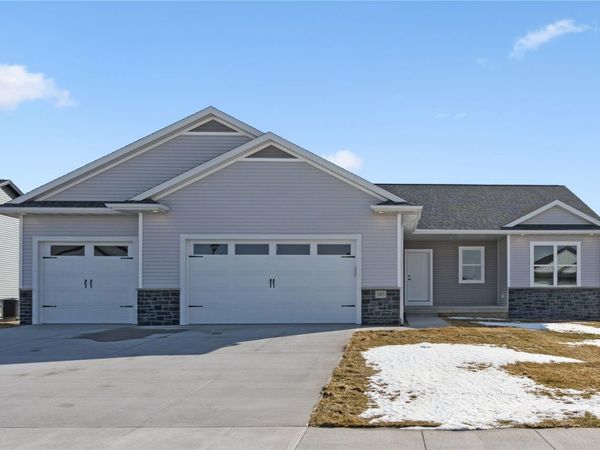 345 Dutch Dr , Robins, IA 52328