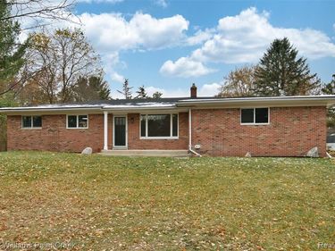 108 Menasha Trail, Orion Twp, MI 48362
