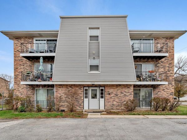7009 100th Street, Unit 201, Chicago Ridge, IL 60415