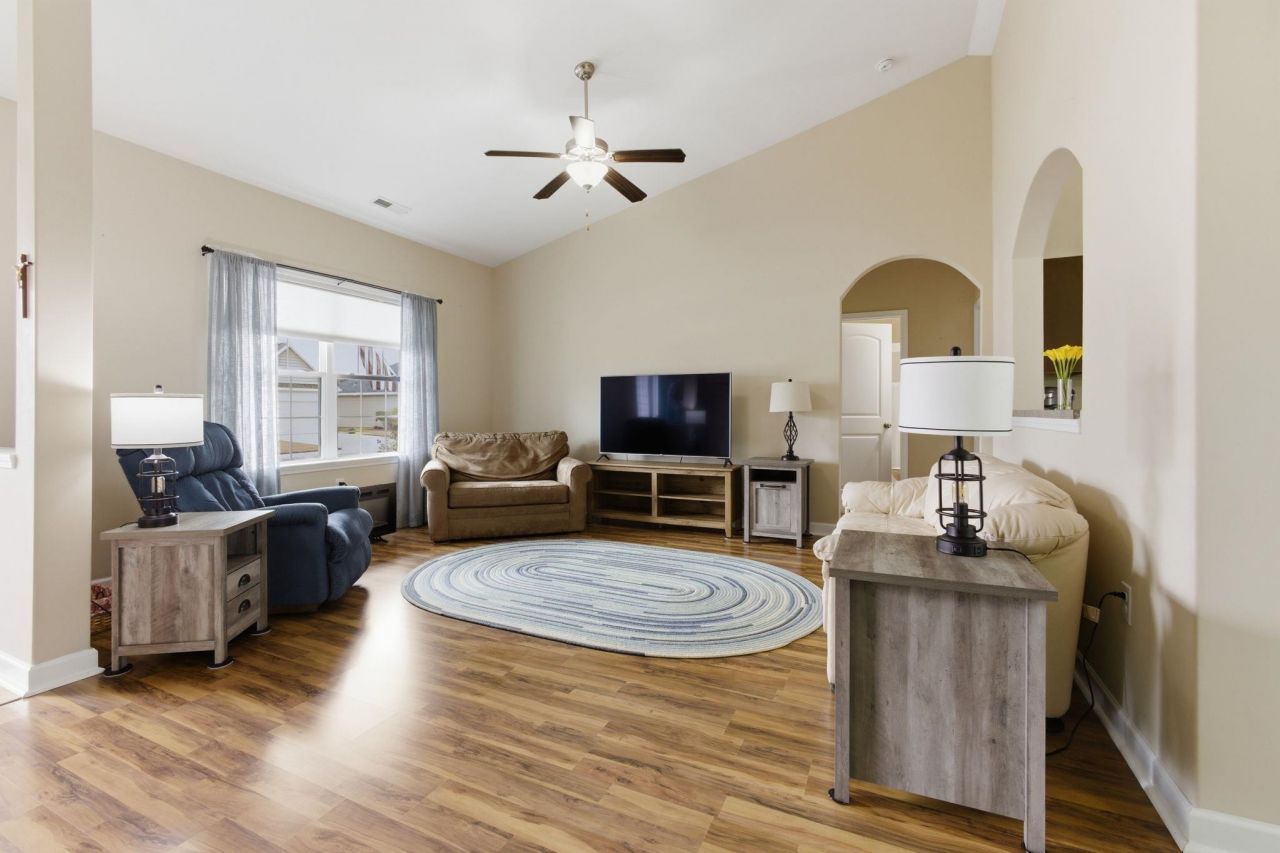 340 Oak Crest Circle  Photo 4