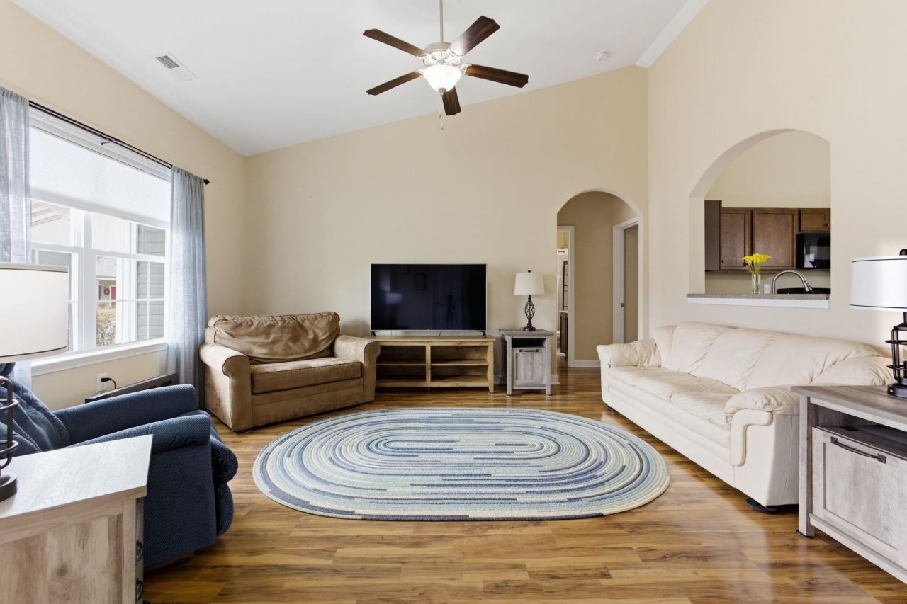 340 Oak Crest Circle  Photo 5