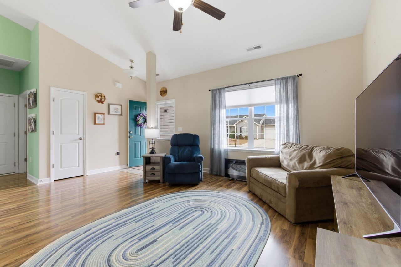 340 Oak Crest Circle  Photo 6