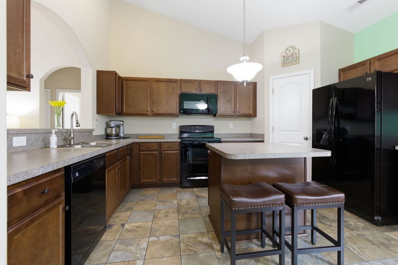 340 Oak Crest Circle  Photo 7