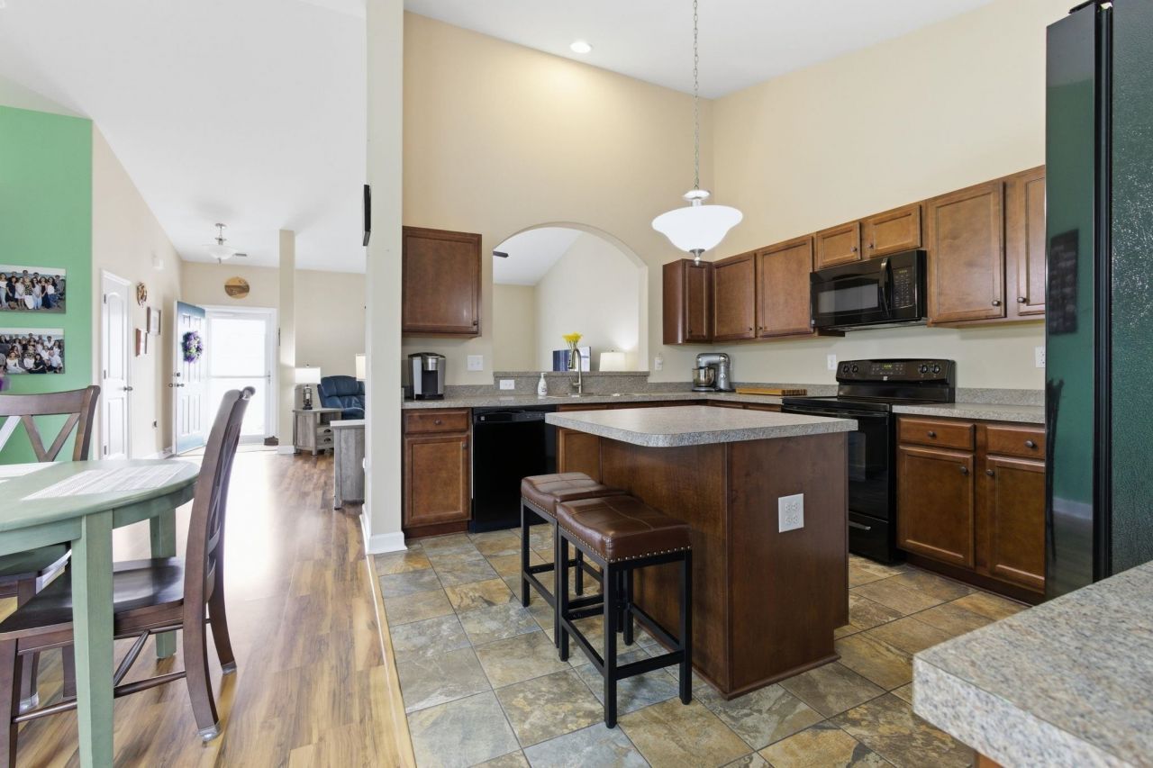 340 Oak Crest Circle  Photo 8