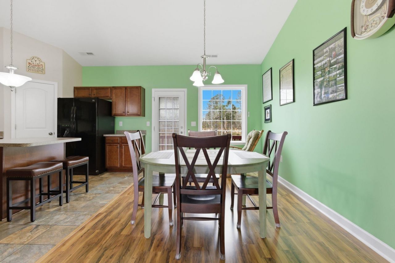 340 Oak Crest Circle  Photo 9