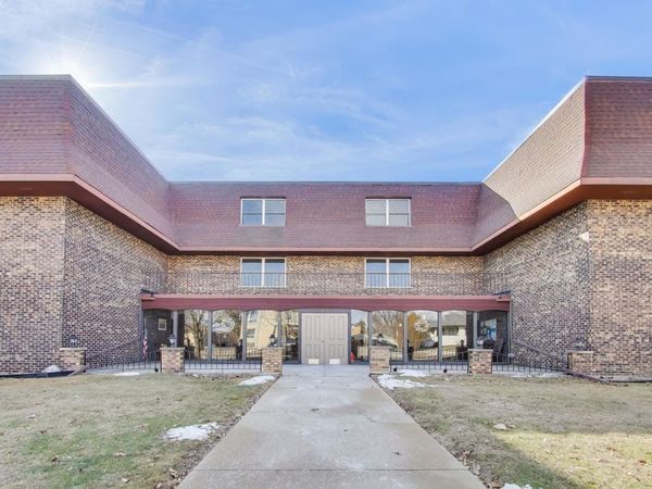 475 Shenstone Road, Unit 104, Riverside, IL 60546