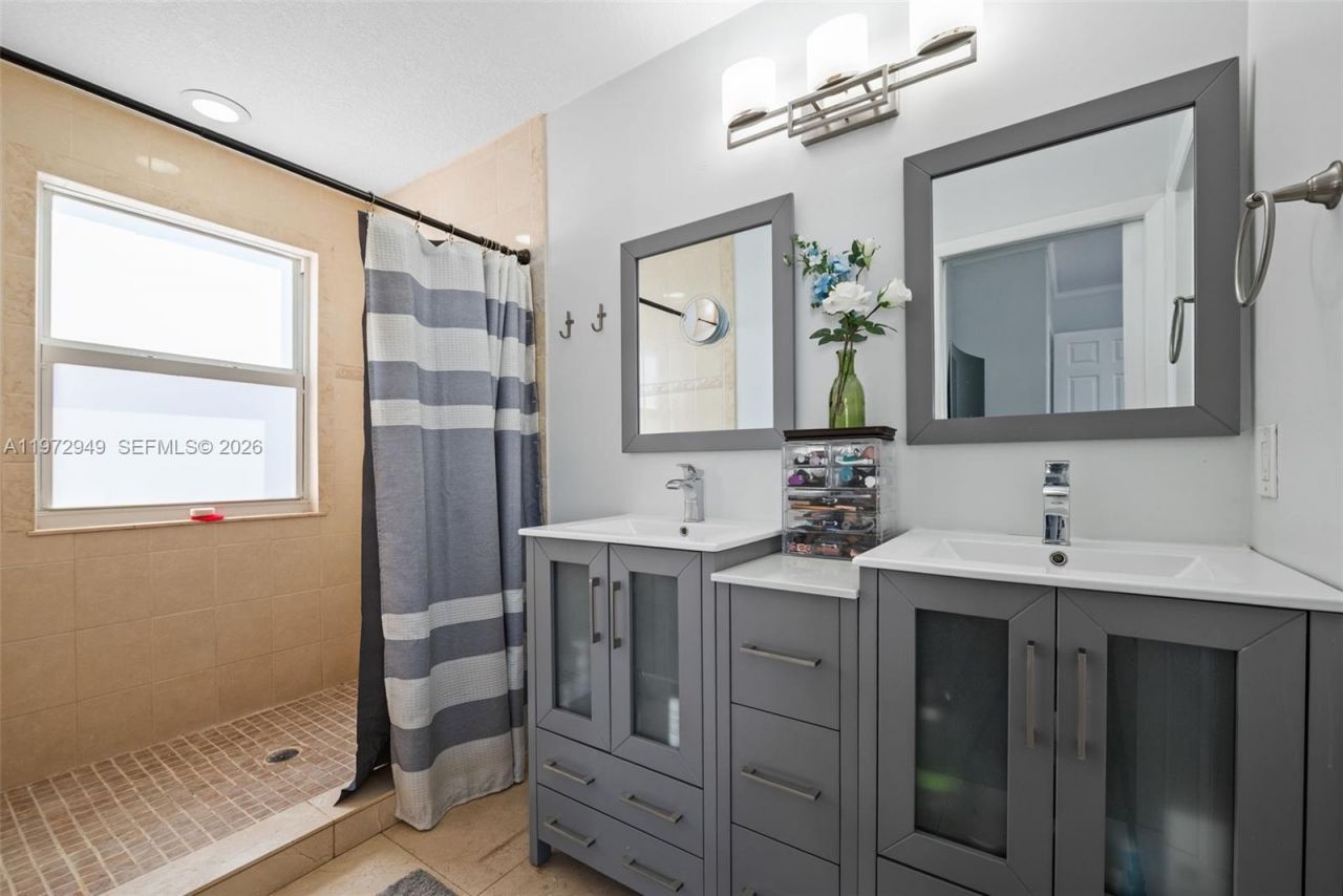 1026 SW 180th Ter, Pembroke Pines, FL 33029 Photo