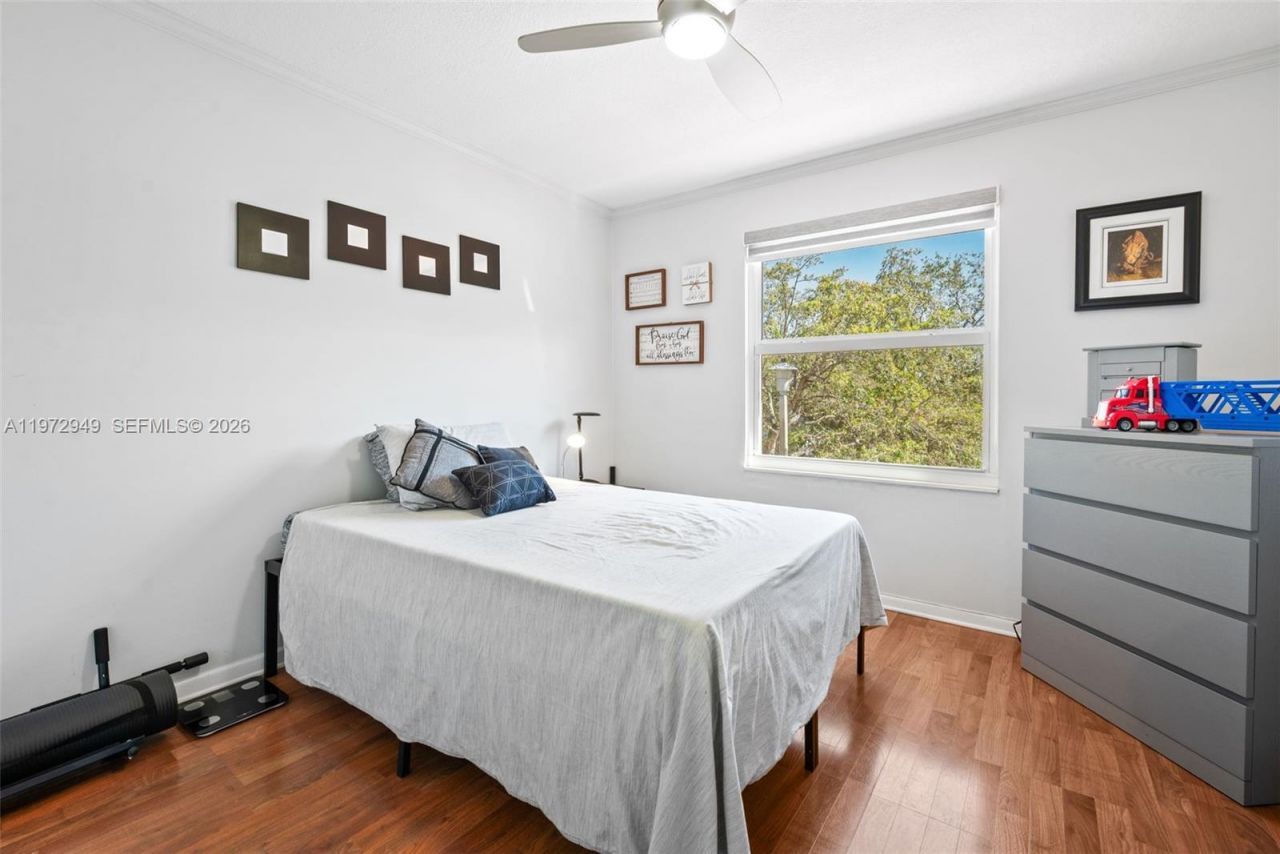 1026 SW 180th Ter, Pembroke Pines, FL 33029 Photo