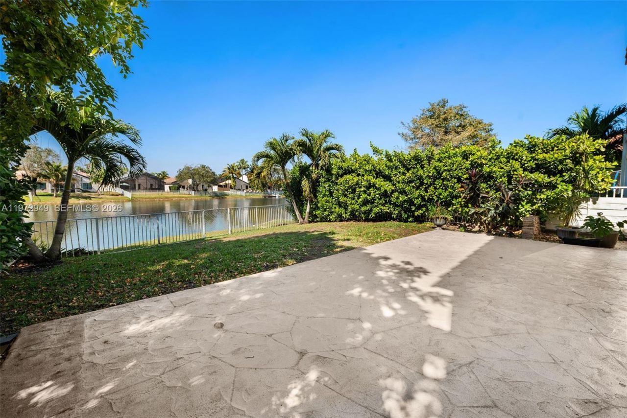 1026 SW 180th Ter, Pembroke Pines, FL 33029 Photo