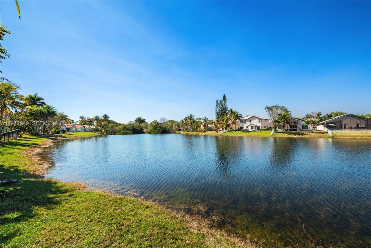 1026 SW 180th Ter, Pembroke Pines, FL 33029 Photo