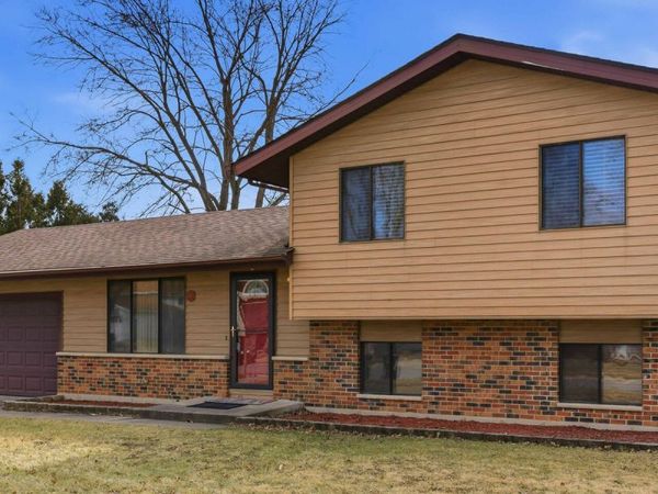 409 KENSINGTON Drive, McHenry, IL 60050