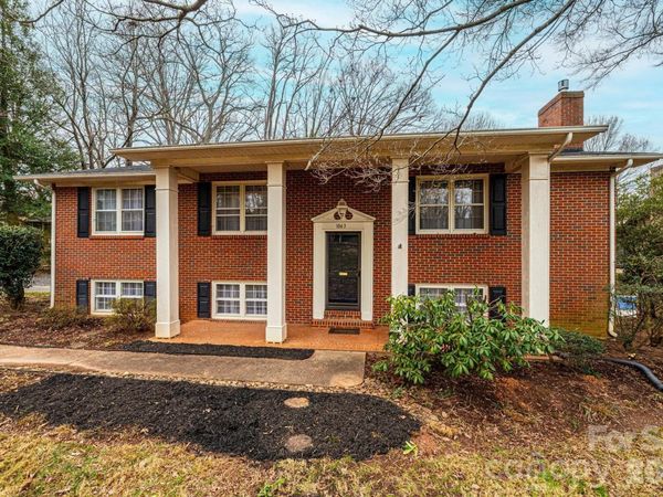 1063 4th Avenue Drive NW, Hickory, NC 28601