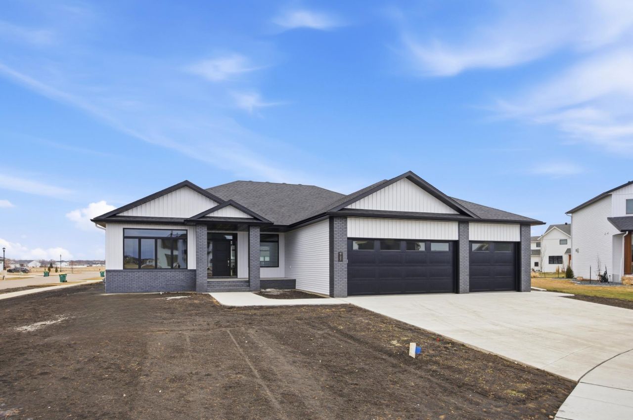 927 50th Avenue W, West Fargo, ND 58078 Main Photo