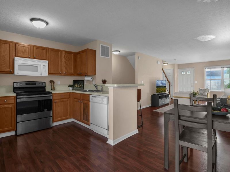 1010 Hartford Village Boulevard , Columbus, OH 43228 Photo 12