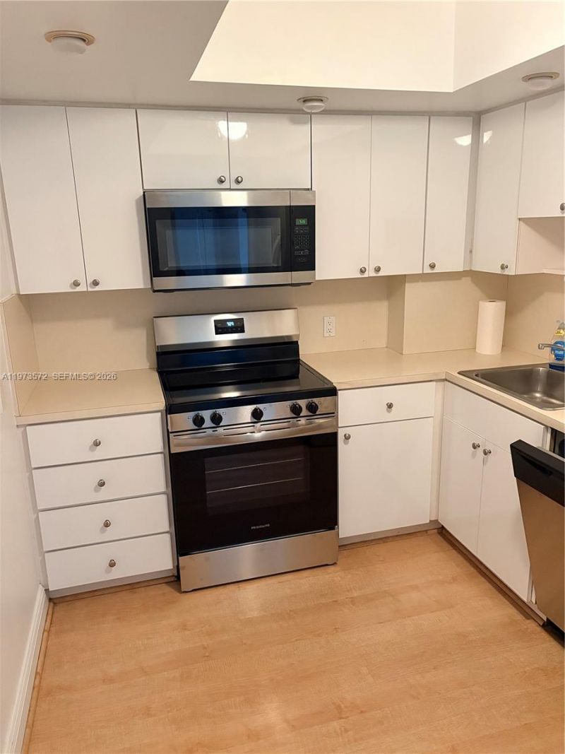 100 Bayview Dr, Unit 217, Sunny Isles Beach, FL 33160 Photo