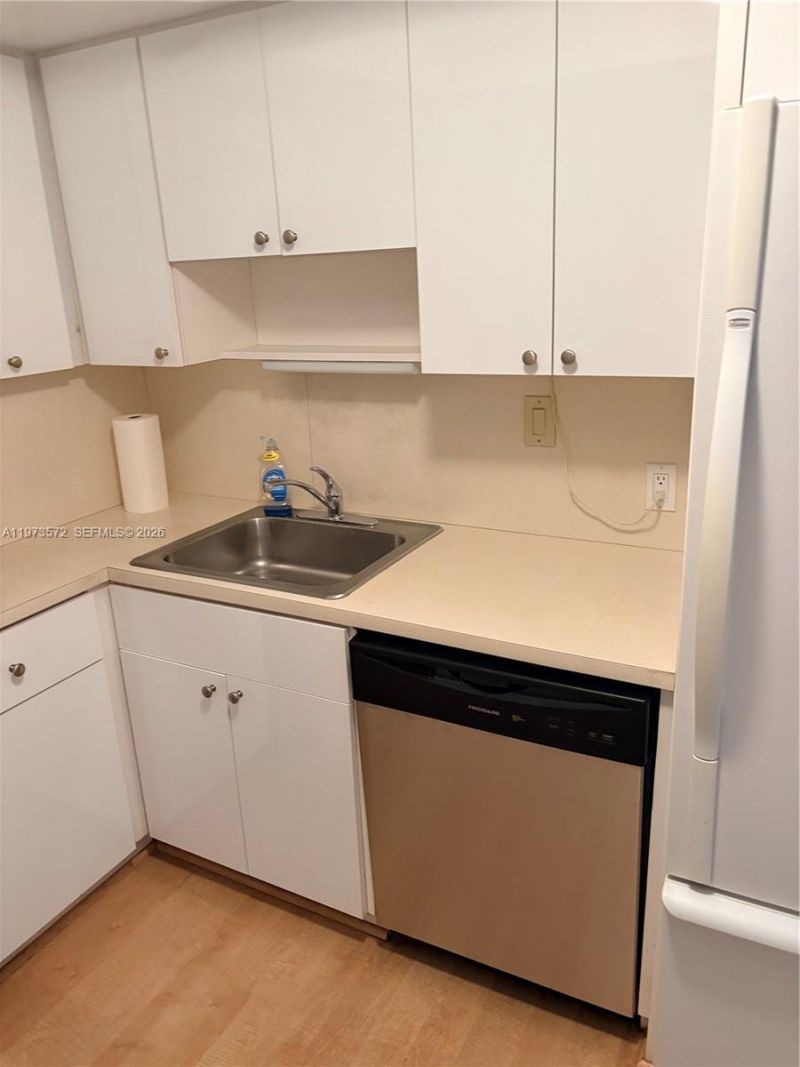 100 Bayview Dr, Unit 217, Sunny Isles Beach, FL 33160 Photo