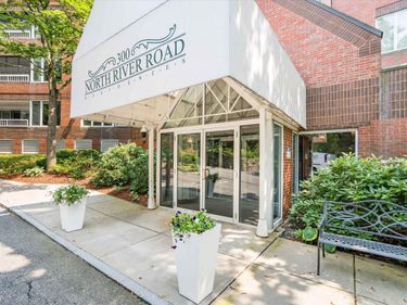 300 River Road, Unit 106, Manchester, NH 03104