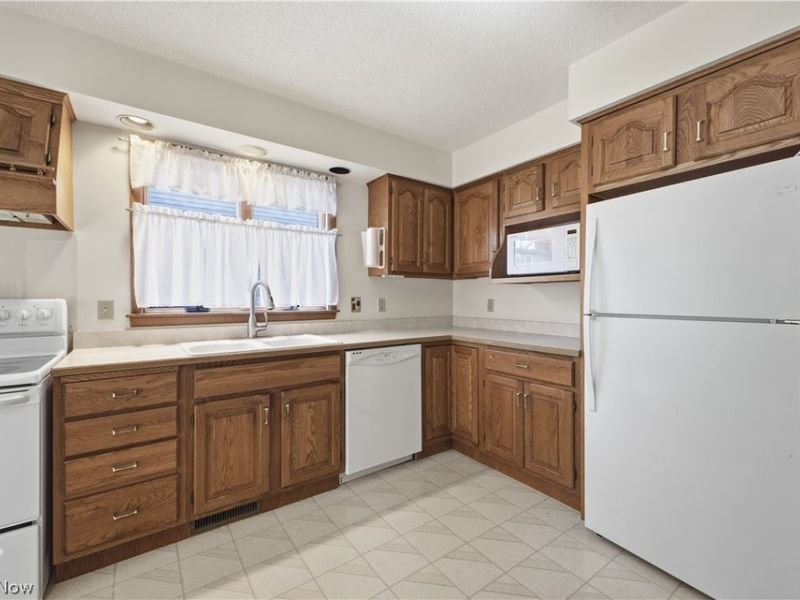 361 Hilltop Boulevard, Canfield, OH 44406 Photo 4