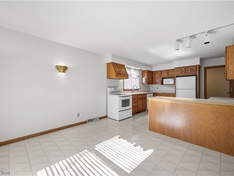 361 Hilltop Boulevard, Canfield, OH 44406 Photo 6