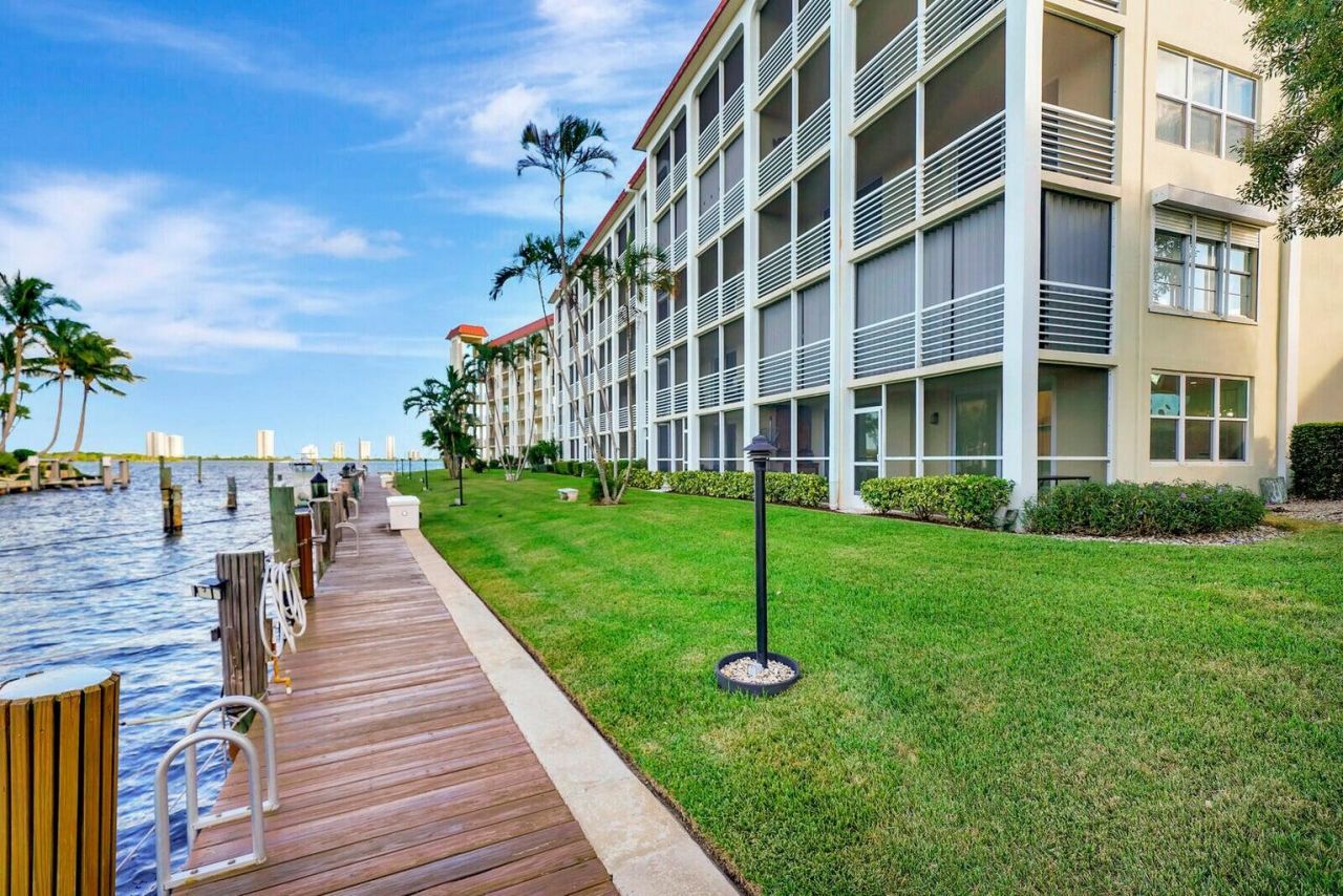 105 Paradise Harbour Boulevard, Unit 112, North Palm Beach, FL 33408 Photo