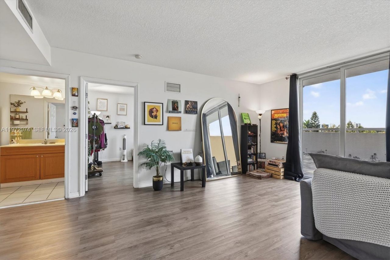 900 SW 8th St , Unit 505, Miami, FL 33130 Photo