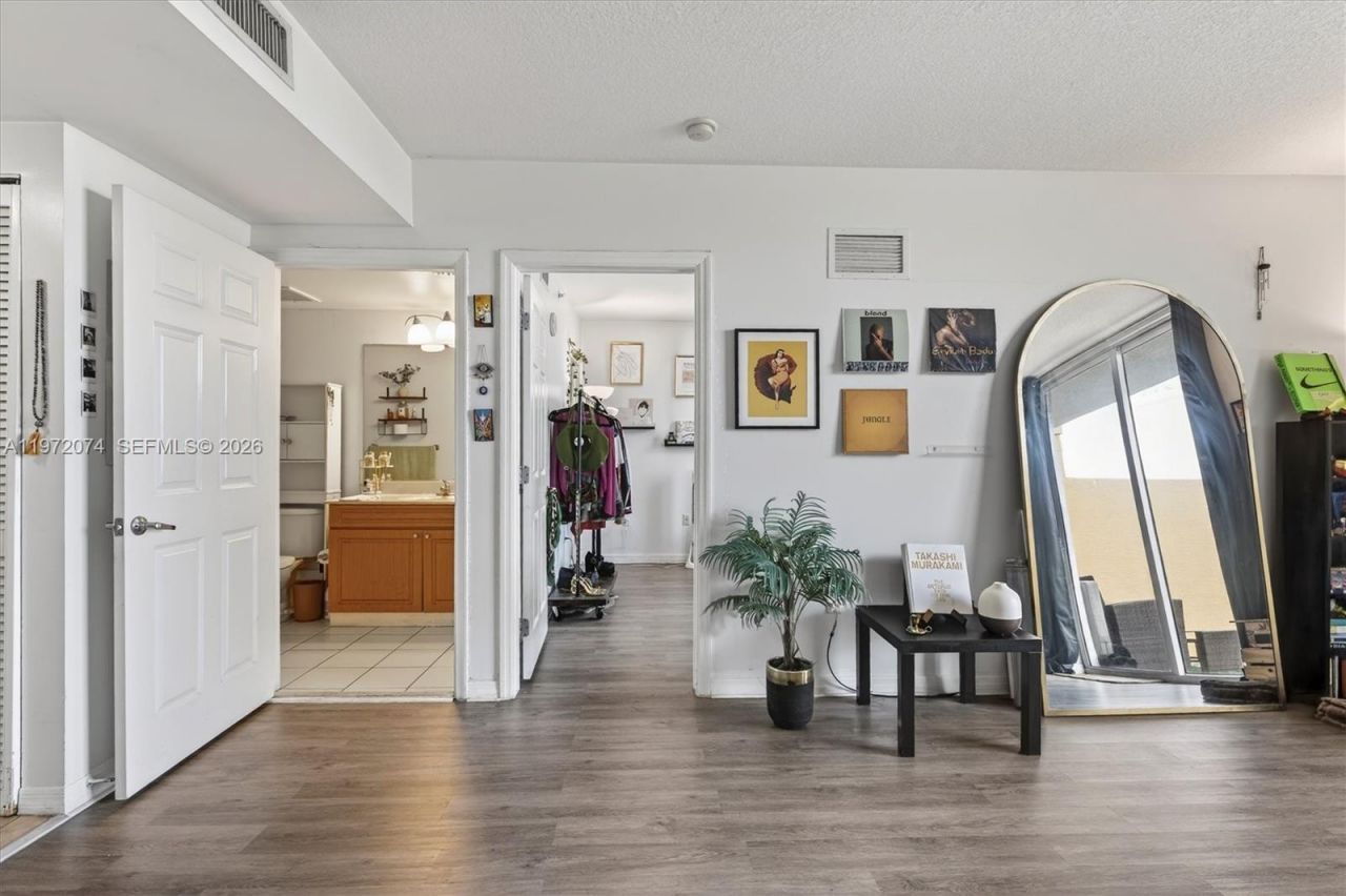 900 SW 8th St, Unit 505, Miami, FL 33130 Photo