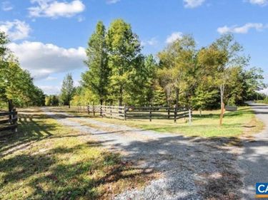 10239 HOWARDSVILLE RD, HOWARDSVILLE, VA 24562