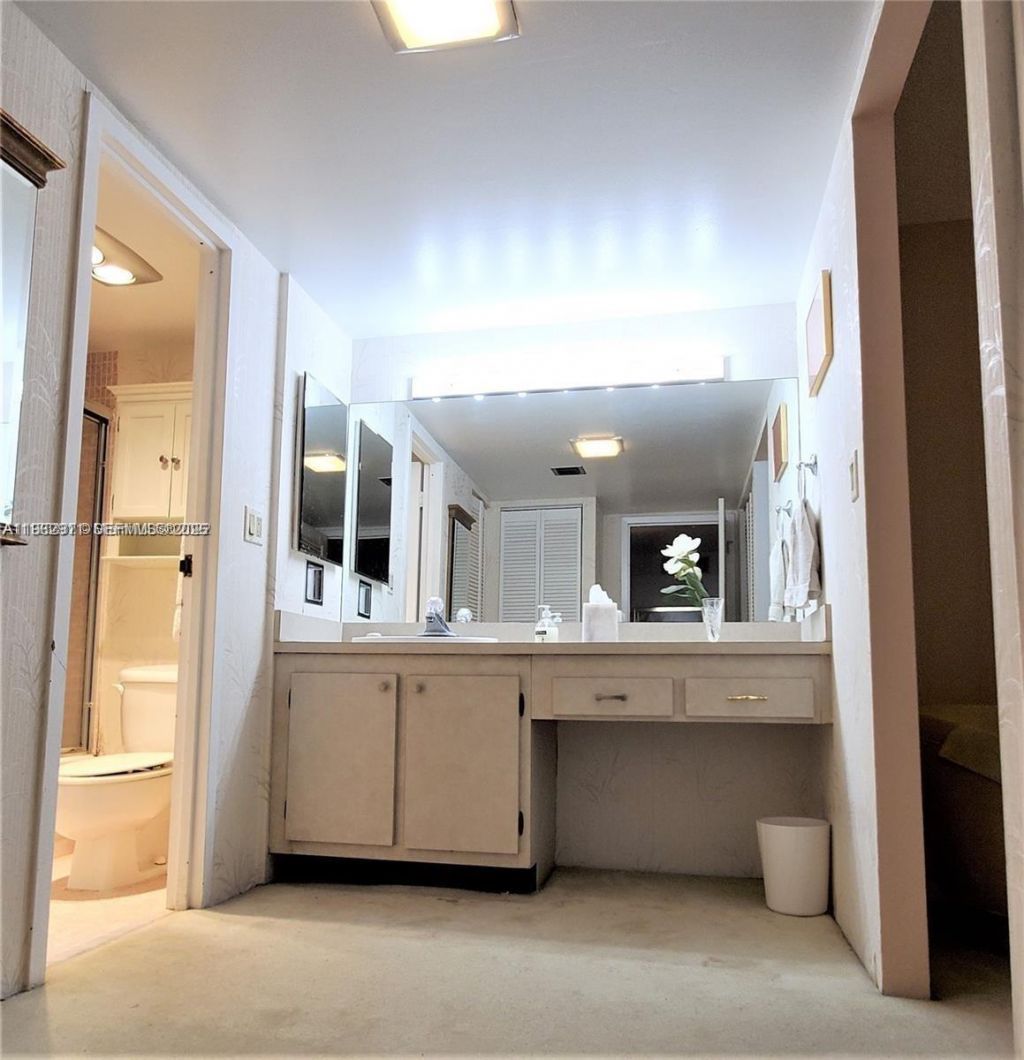 100 Bayview Dr, Unit 603, Sunny Isles Beach, FL 33160 Photo