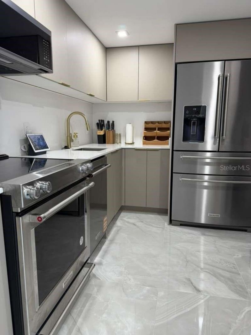 20505 E Country Club Drive , Unit 534, Miami, FL 33180 Photo