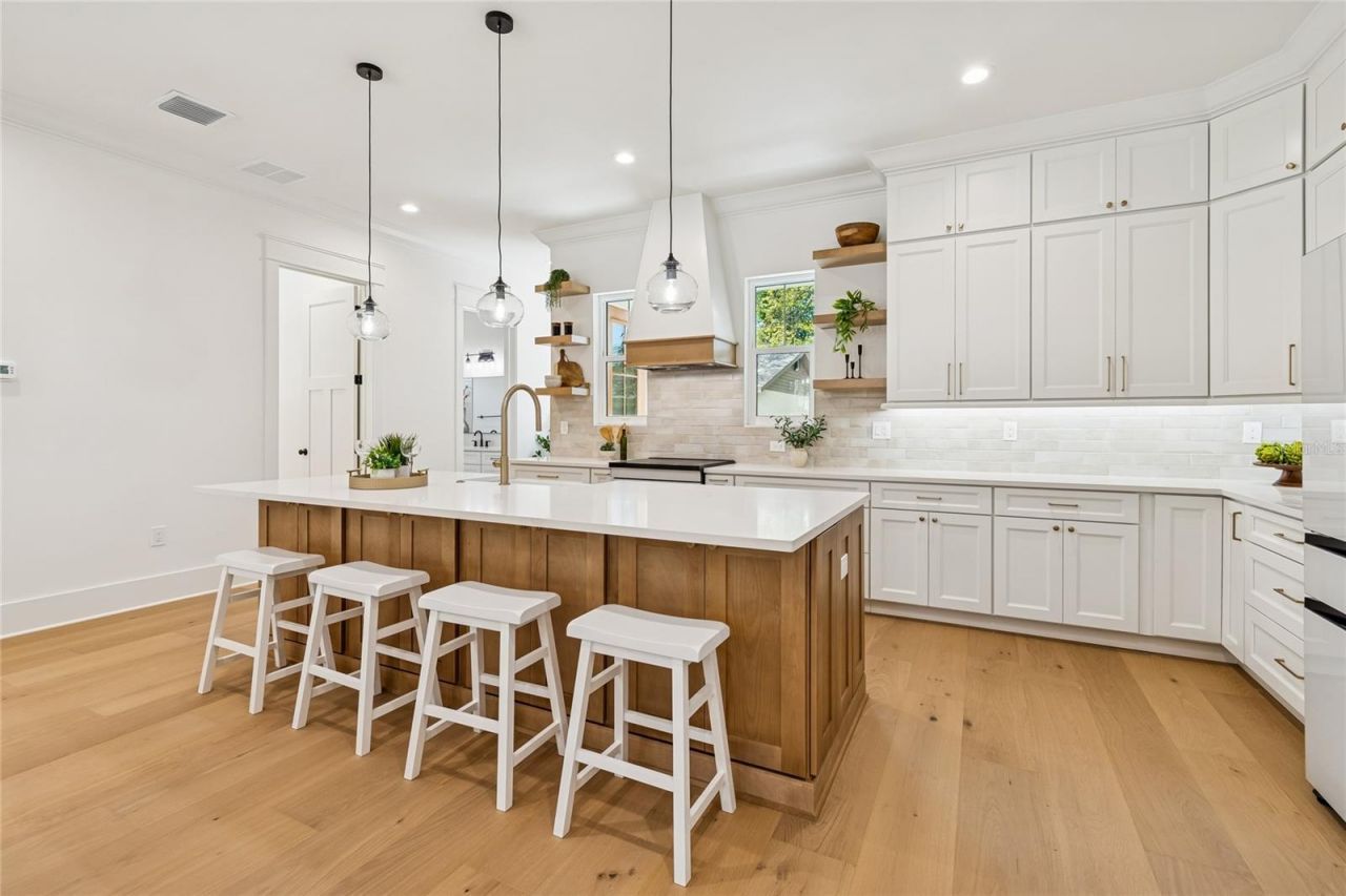 1709 E Henry Avenue , Tampa, FL 33610 Photo