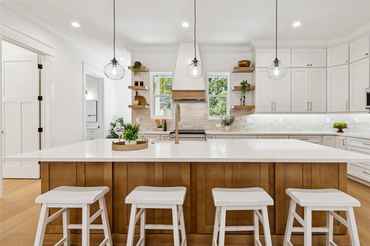 1709 E Henry Avenue , Tampa, FL 33610 Photo