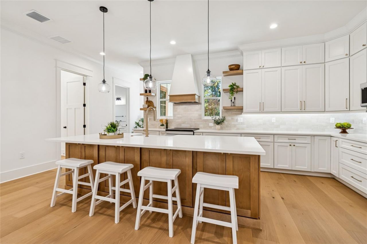 1709 E Henry Avenue , Tampa, FL 33610 Photo