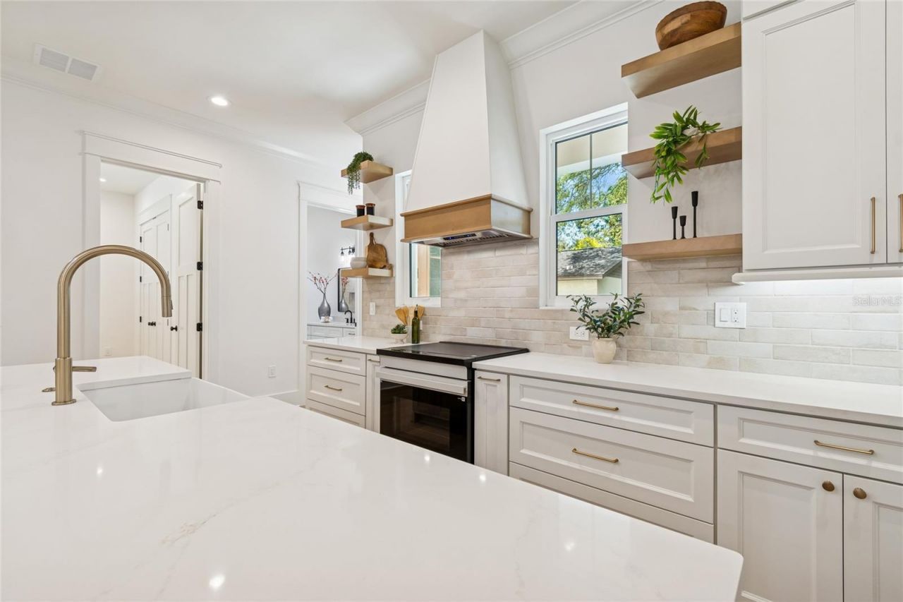 1709 E Henry Avenue , Tampa, FL 33610 Photo