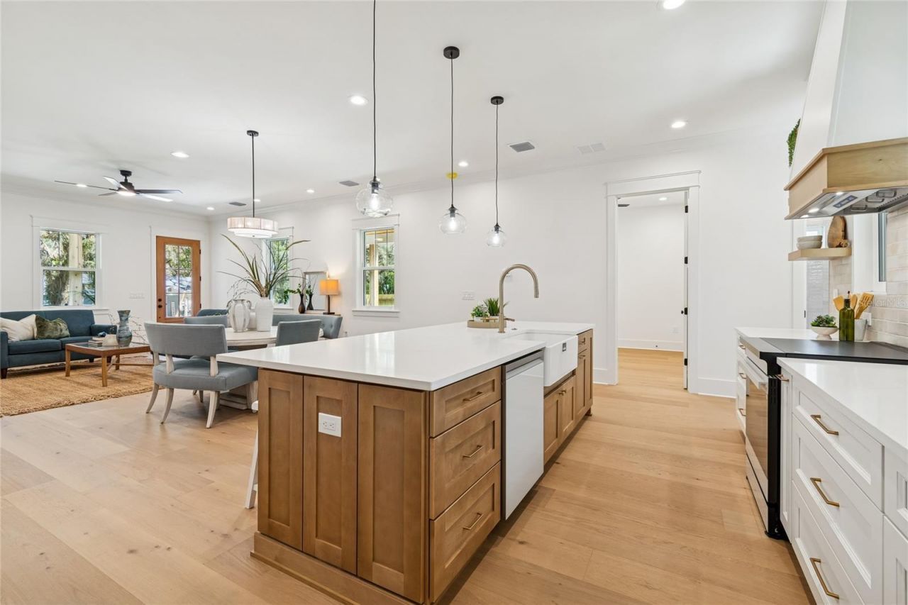 1709 E Henry Avenue , Tampa, FL 33610 Photo