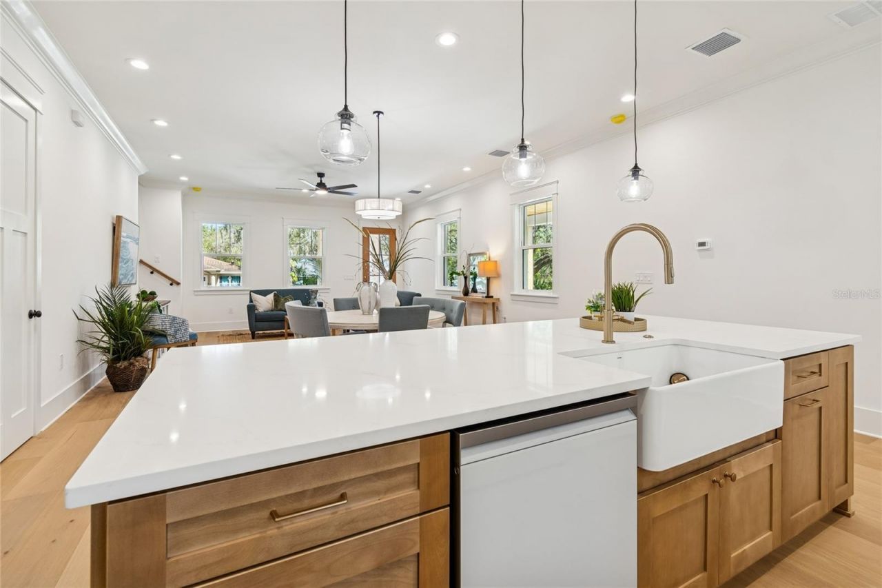 1709 E Henry Avenue , Tampa, FL 33610 Photo