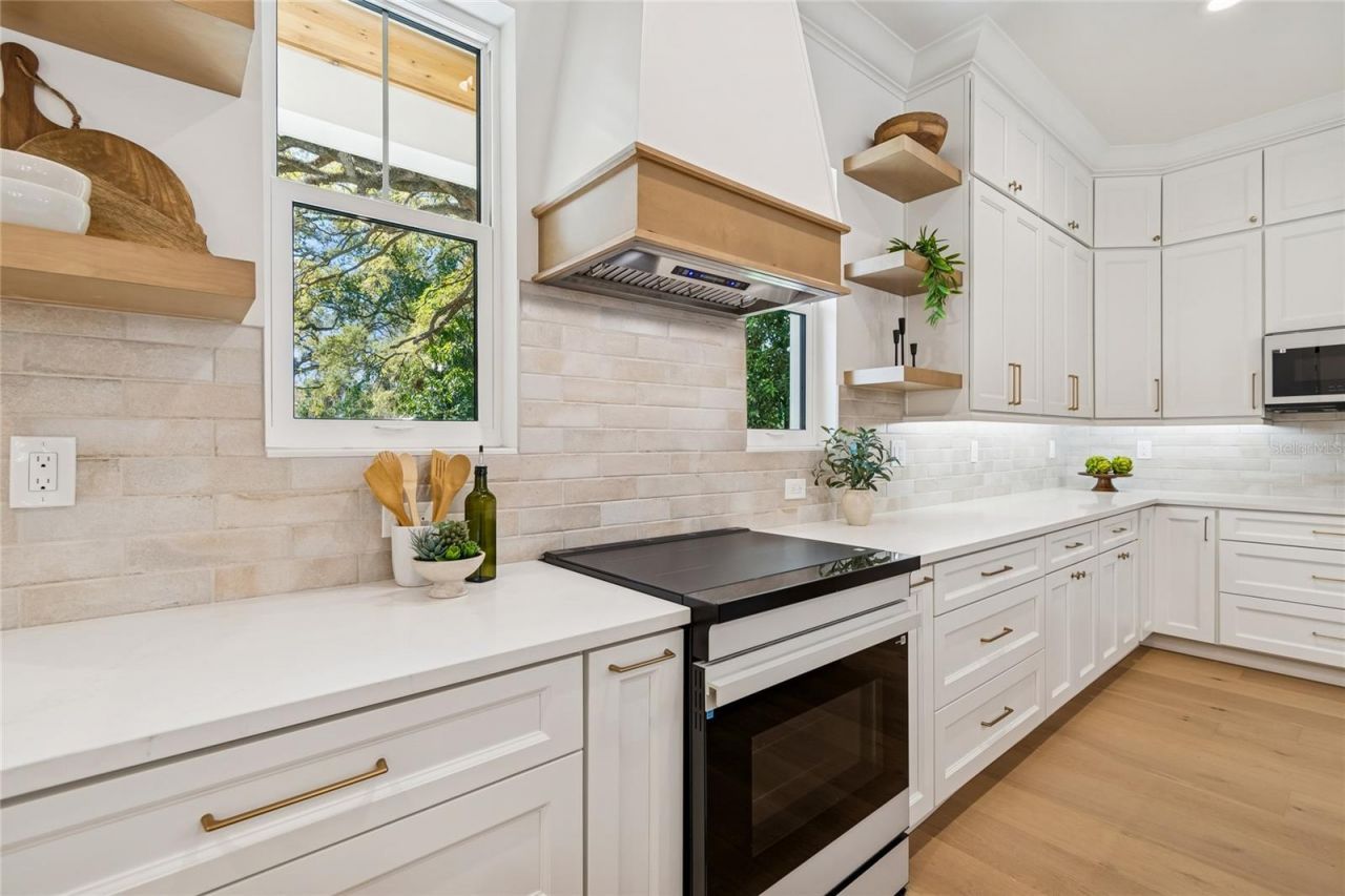 1709 E Henry Avenue , Tampa, FL 33610 Photo