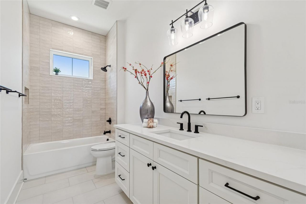 1709 E Henry Avenue , Tampa, FL 33610 Photo