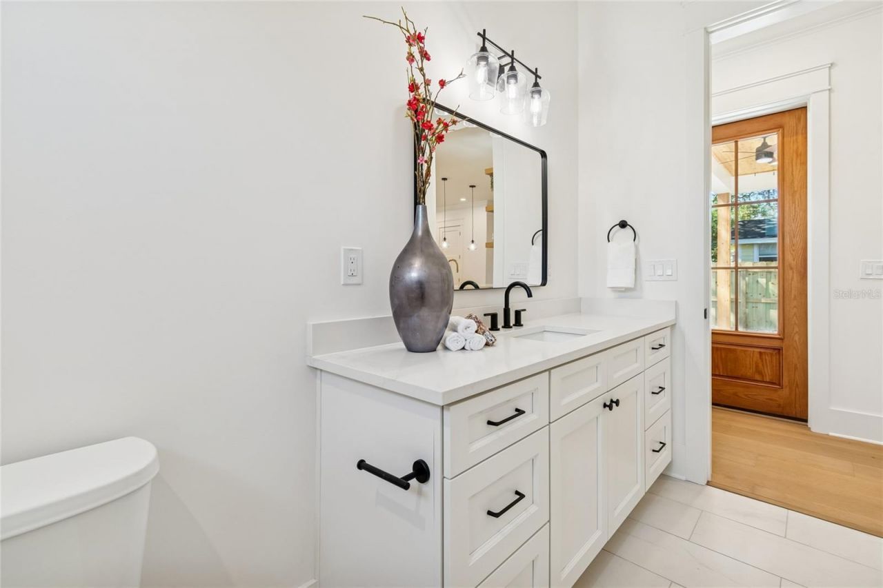 1709 E Henry Avenue , Tampa, FL 33610 Photo