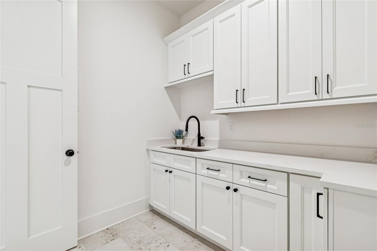 1709 E Henry Avenue , Tampa, FL 33610 Photo