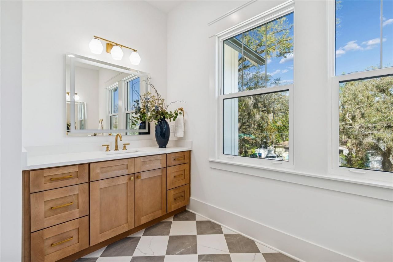 1709 E Henry Avenue , Tampa, FL 33610 Photo