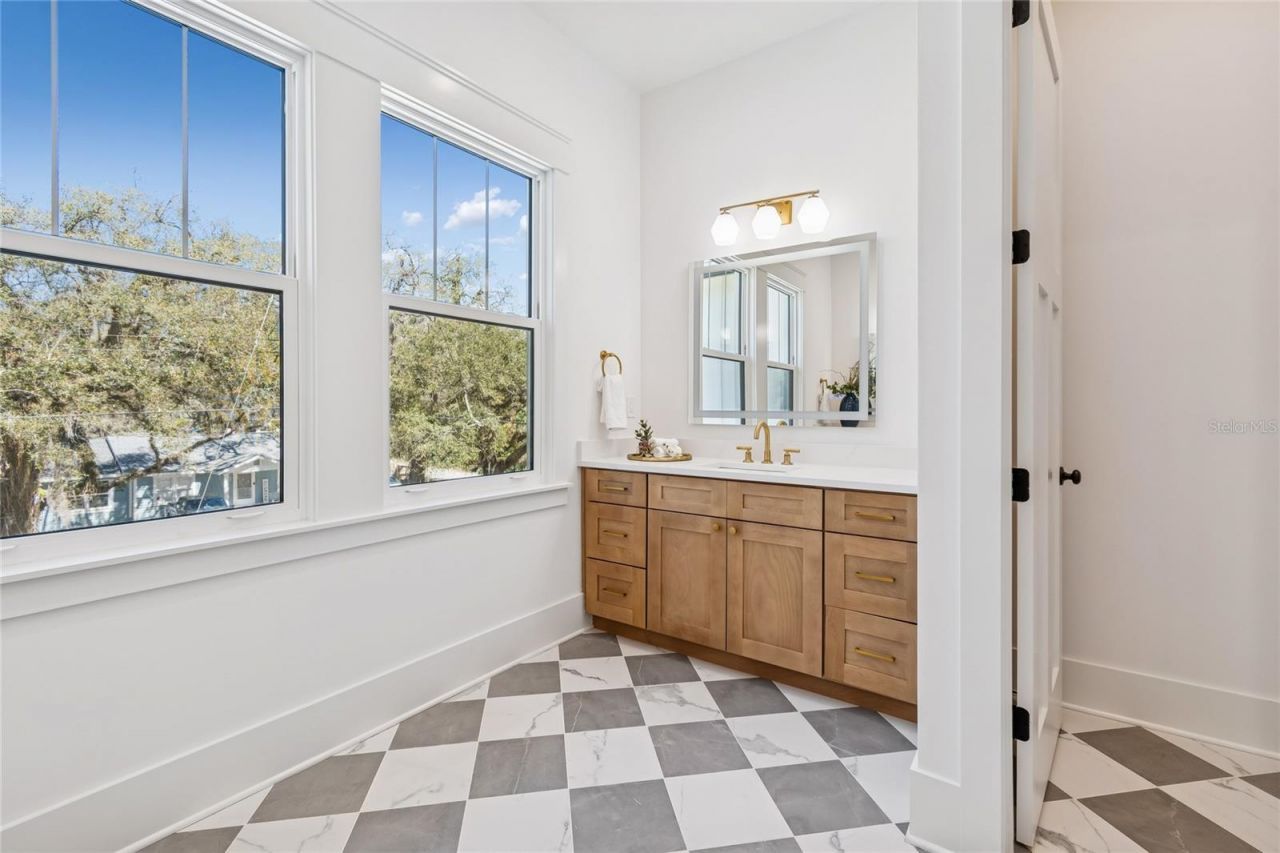 1709 E Henry Avenue , Tampa, FL 33610 Photo