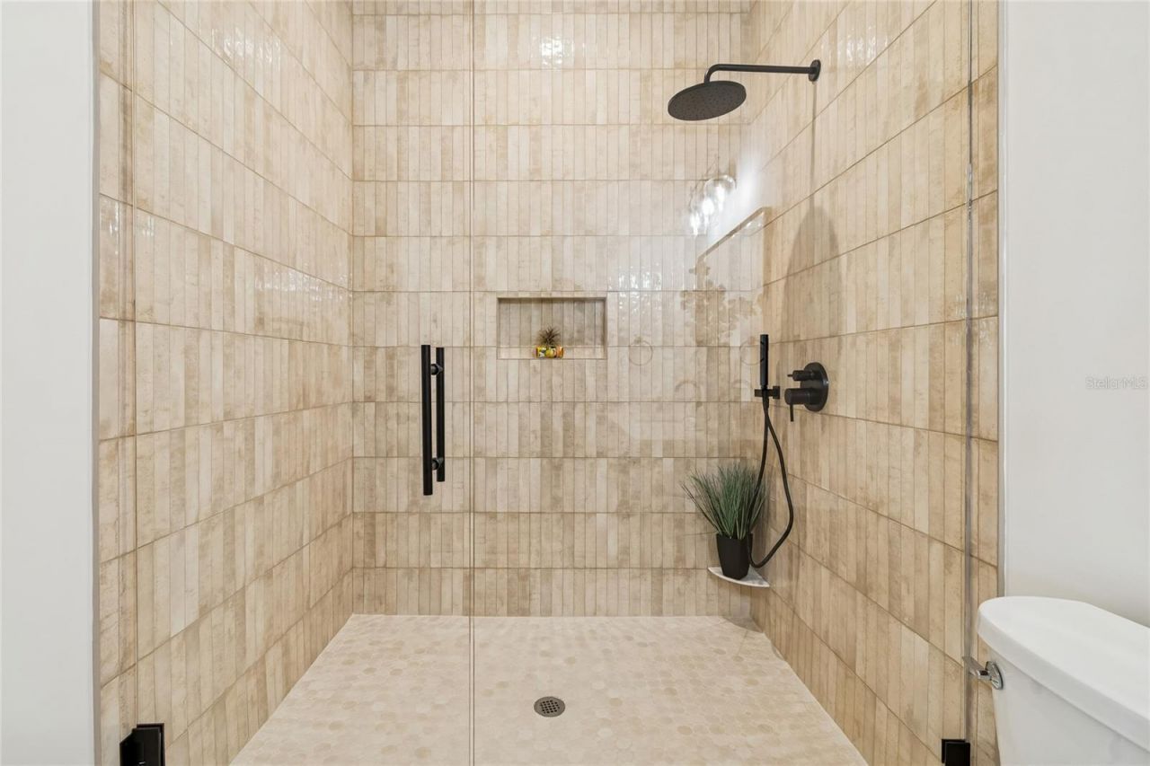 1709 E Henry Avenue , Tampa, FL 33610 Photo