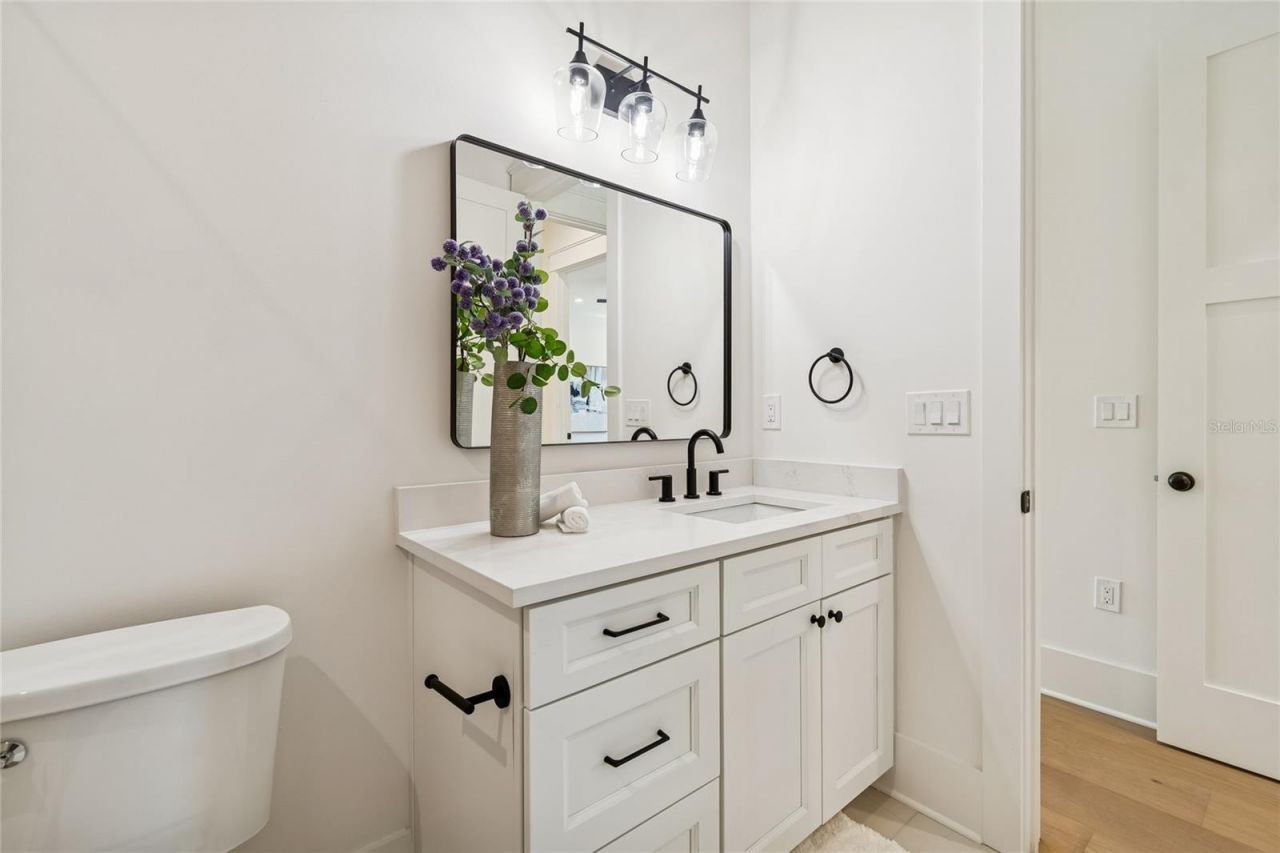 1709 E Henry Avenue , Tampa, FL 33610 Photo