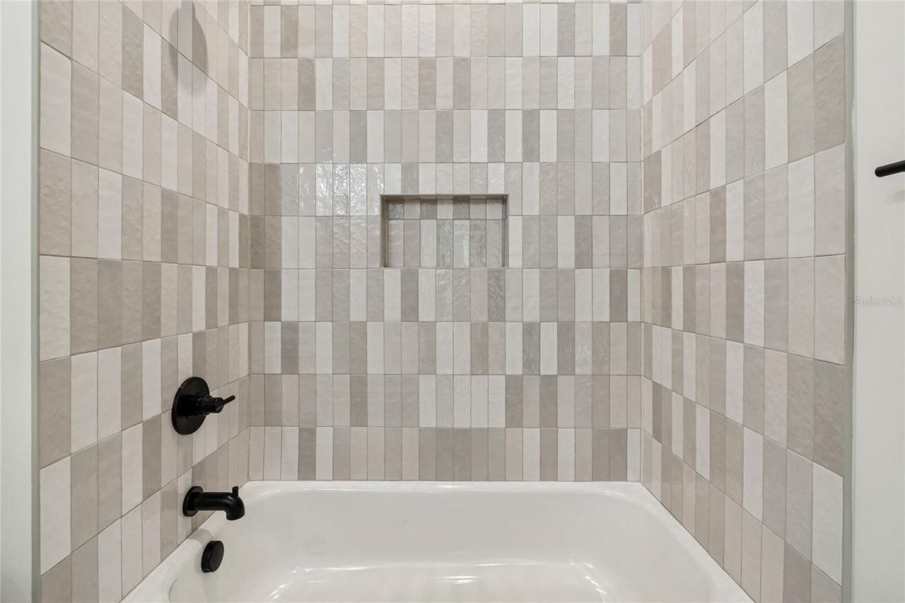 1709 E Henry Avenue , Tampa, FL 33610 Photo