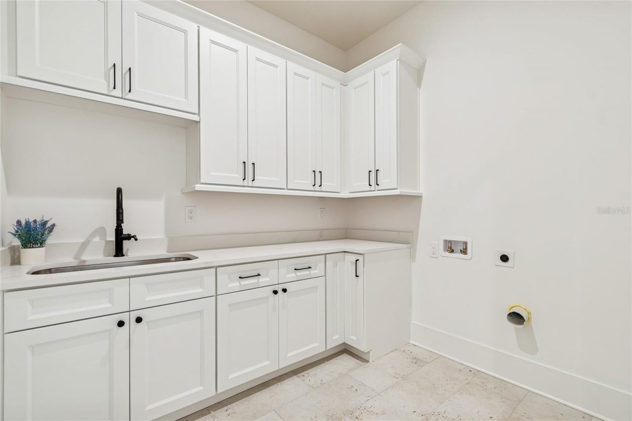 1709 E Henry Avenue , Tampa, FL 33610 Photo