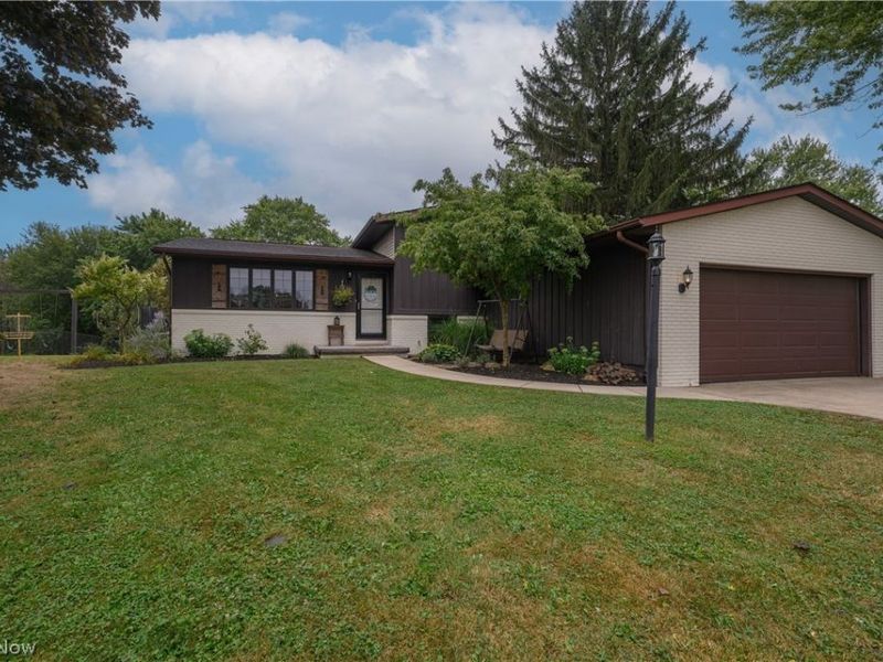 10299 Hunting Hills Avenue NE, Hartville, OH 44632 Photo 1