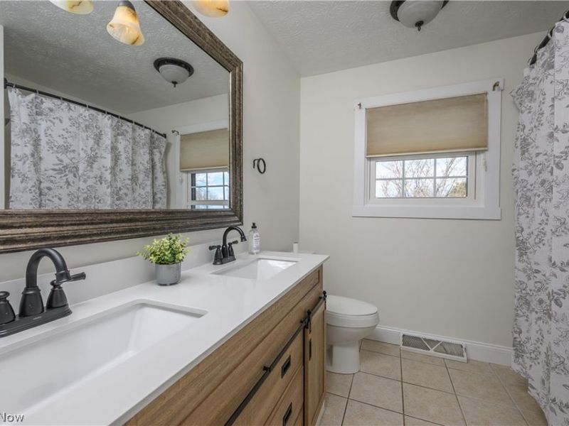 10299 Hunting Hills Avenue NE, Hartville, OH 44632 Photo 13