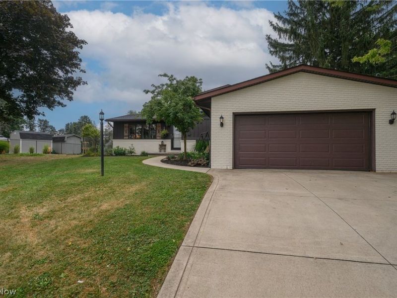 10299 Hunting Hills Avenue NE, Hartville, OH 44632 Photo 2