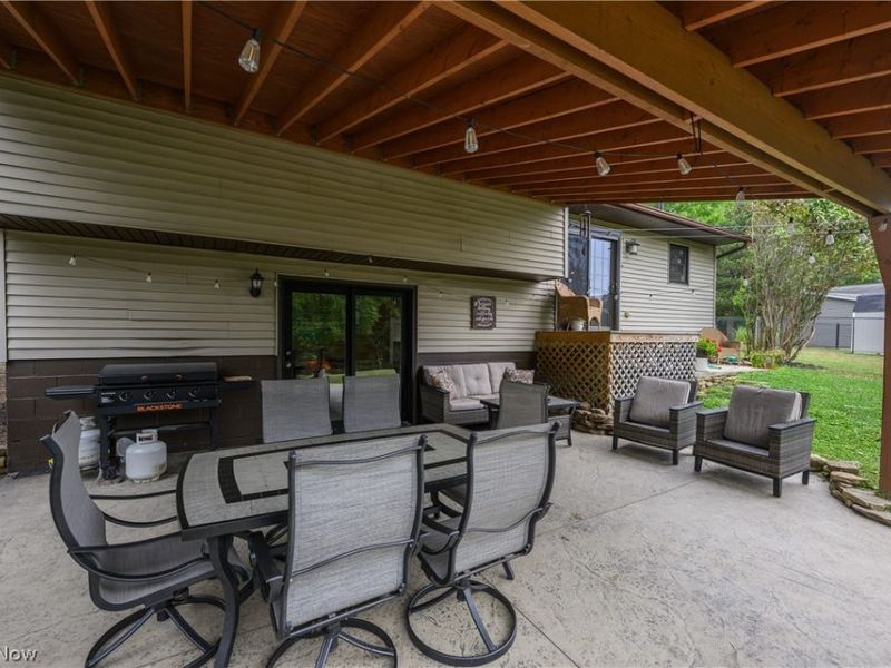 10299 Hunting Hills Avenue NE, Hartville, OH 44632 Photo 4