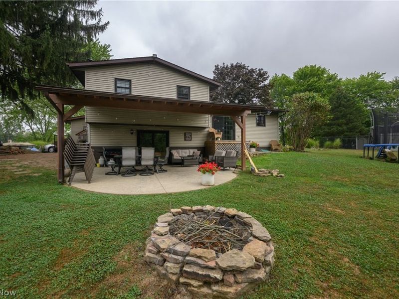 10299 Hunting Hills Avenue NE, Hartville, OH 44632 Photo 5